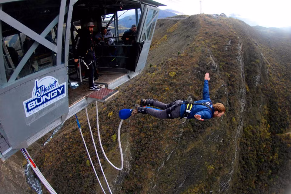 Nevis Highwire Bungy, Queenstown, New Zealand: New Zealand là thiên đường cho những người đam mê nhảy bungee. Nằm ngay trên sông Nevis, với độ cao 134 m, Nevis Highwire Bungy là điểm nhảy bungee cao nhất ở New Zealand. Bạn sẽ có khoảng 8,5 giây rơi tự do trong thung lũng Nevis xinh đẹp kết hợp hoàn hảo giữa thiên nhiên hoang dã và vẻ đẹp bình dị. Ảnh: I.ytimg.com.