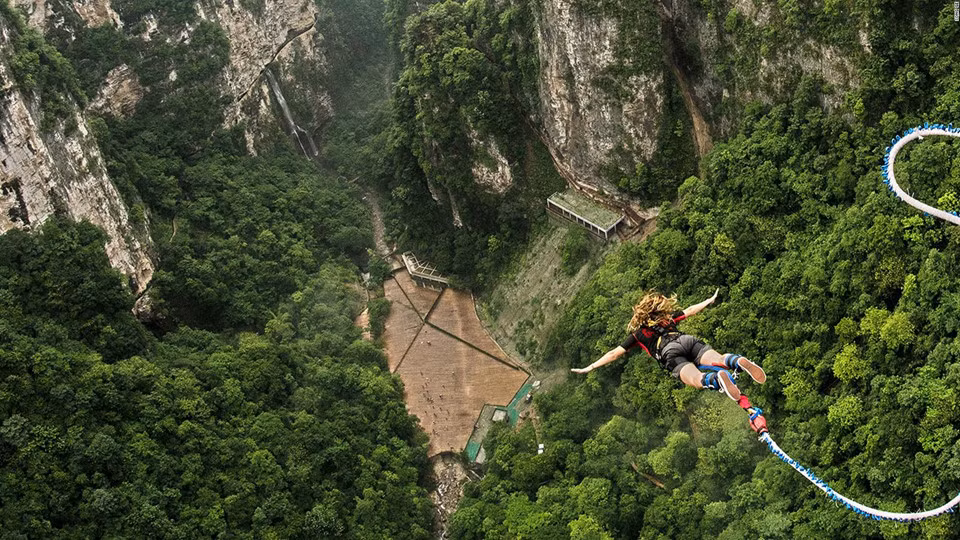 Trước khi khai trương vào tháng 8 tới, nhà quản lý địa phương đã mời những người nhảy bungee điêu luyện đến thử vào ngày 26/5. Một trong các khách mời, Stephanie Shields cho rằng các bước nhảy bungee rất ổn định và bày tỏ đã rất mãn nhãn với phong cảnh hùng vĩ phía dưới. Ảnh: CNN.