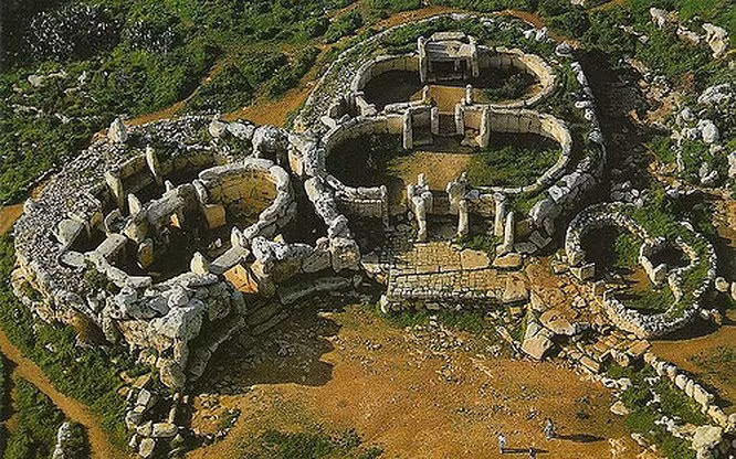 10. Đảo Gozo, Malta Một trong những bí hiện lớn nhất trên Trái Đất là công trình kiến trúc cổ của người Malta. Nó thậm chí có tuổi đời lâu hơn các kim tự tháp Ai Cập trước đó 1000 năm tuổi. Đặc biệt, các công trình này có chức năng văn hóa. Đến nay, người ta vẫn không thể lý giải được vì sao những người thời bấy giờ có thể di chuyển được những tảng đá nặng vài tấn và tại sao xây dựng chúng và tại sao nền văn minh này lại bị bỏ quên.