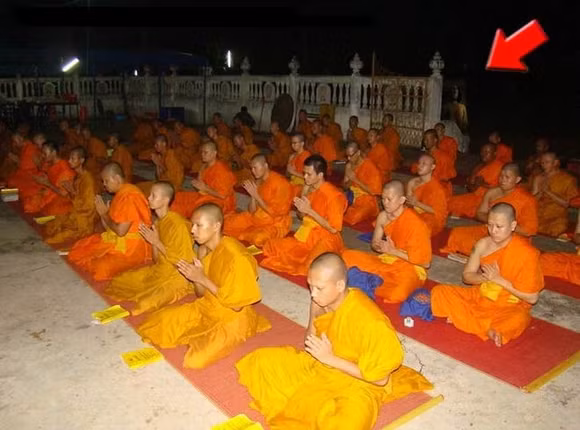 Bóng ma bí ẩn xuất hiện phía sau các nhà sư.