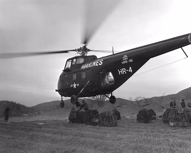 Sikorsky H-19 Chickasaw là loại trực thăng đa năng được sử dụng bởi Không quân Hải quân Mỹ trong chiến tranh Việt Nam. Với tải trọng tối đa khoảng 3,4 tấn, loại trực thăng này rất thích hợp trong các nhiệm vụ tiếp tế mặt đất, tuy nhiên do có kích thước lớn, cồng kềnh và tốc độ bay chậm chỉ khoảng 160 km/h, H-19 thường là mục tiêu dễ dàng cho các loại vũ khí phòng không cỡ nhỏ, thậm chí là vũ khí cá nhân của lực lượng giải phóng cũng có thể bắn hạ được nó. Đến năm 1969, H-19 chính thức bị loại biên. Nguồn ảnh: Pacific.