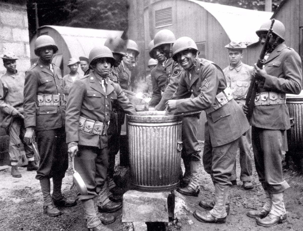 Doris Miller chính là tấm gương cho các thanh niên da màu trong xã hội Mỹ thời bấy giờ noi theo, sau tấm huân chương của Miller, những thanh niên da màu khác nhận ra rằng họ hoàn toàn có thể phục vụ, cống hiến cho quân đội mà không phải chịu bất cứ sự phân biệt nào. Nguồn ảnh: National.