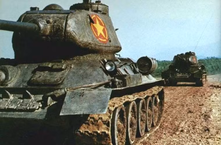 Xe tăng T-34-85 từng là một trong những xe tăng chủ lực của lực lượng tăng - thiết giáp Việt Nam, là mũi nhọn đột kích mạnh mẽ trên chiến trường trong kháng chiến chống Mỹ. Chiếc xe tăng do Liên Xô chế tạo từ trong chiến tranh thế giới thứ hai tới tận năm 1958 với nhiều biến thể, nhưng tựu chung có hai thế hệ: T-34-76 dùng nòng 76mm và T-34-85 dùng nòng 85mm với tháp pháo mới. Nguồn ảnh: Tư liệu