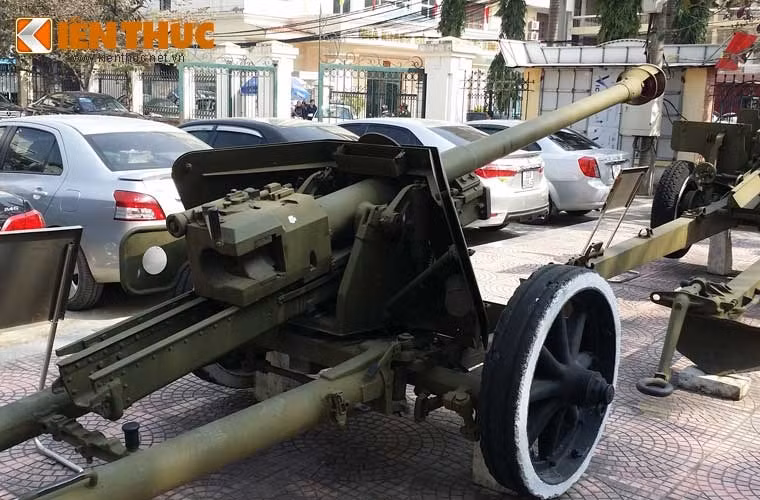 Pak 40 có cỡ nòng 75 mm, được Đức sử dụng làm pháo chống tăng trong chiến tranh thế giới thứ hai. Sau thế chiến, những khẩu pháo này bị Liên Xô tịch thu làm chiến lợi phẩm và đến kháng chiến chống Mỹ phía Liên Xô đã viện trợ cho ta đánh giặc.