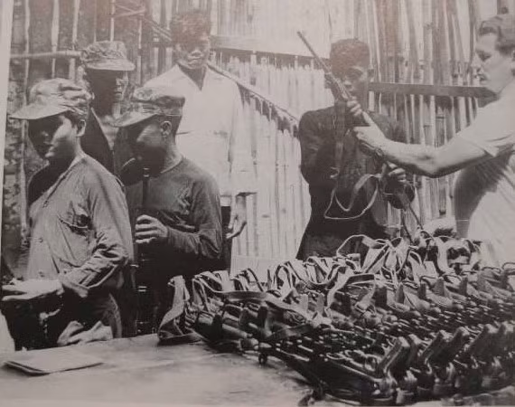 Một vài loại súng khác từ thời chiến tranh thế giới thứ hai với số lượng ít và chủ yếu được trang bị cho du kích, bộ đội địa phương như súng trường Nagat của Liên Xô, súng trường K-98 của Đức, súng tiểu liên MP40,... Ảnh: Các cố vấn Mỹ đang phát vũ khí cho lực lượng thám báo cải trang thành bộ đội ta để xâm nhập vào các vùng giải phóng. Nguồn ảnh: WWII.
