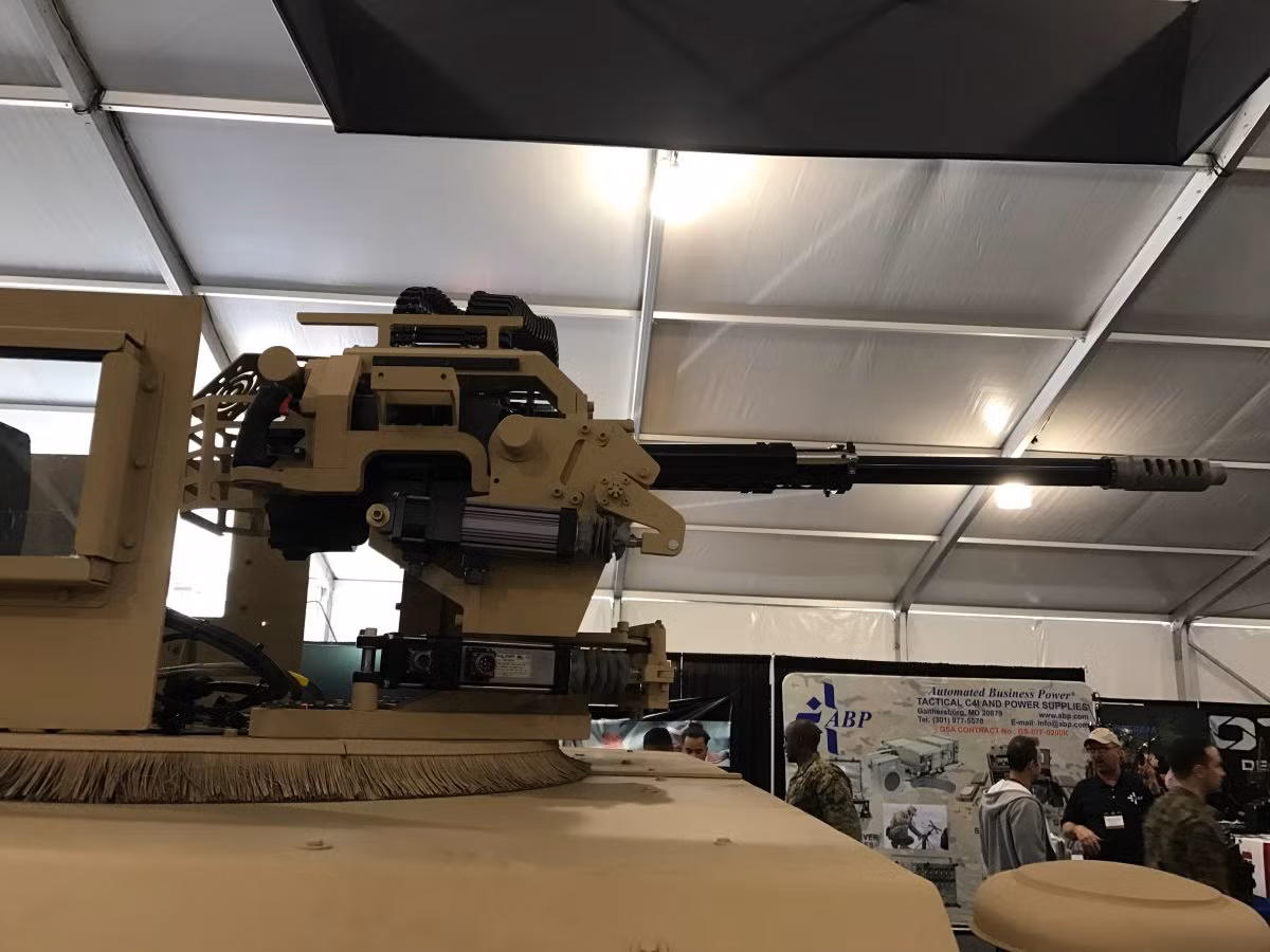 Trạm vũ khí lắp pháo M230LF vốn trang bị cho trực thăng tấn công AH-64 Apache. Đây là loại pháo nạp đạn bằng điện với tốc độ bắn khoảng 200 viên/phút, tầm bắn hiệu quả khoảng 4-5 km. Ảnh: Business Insider