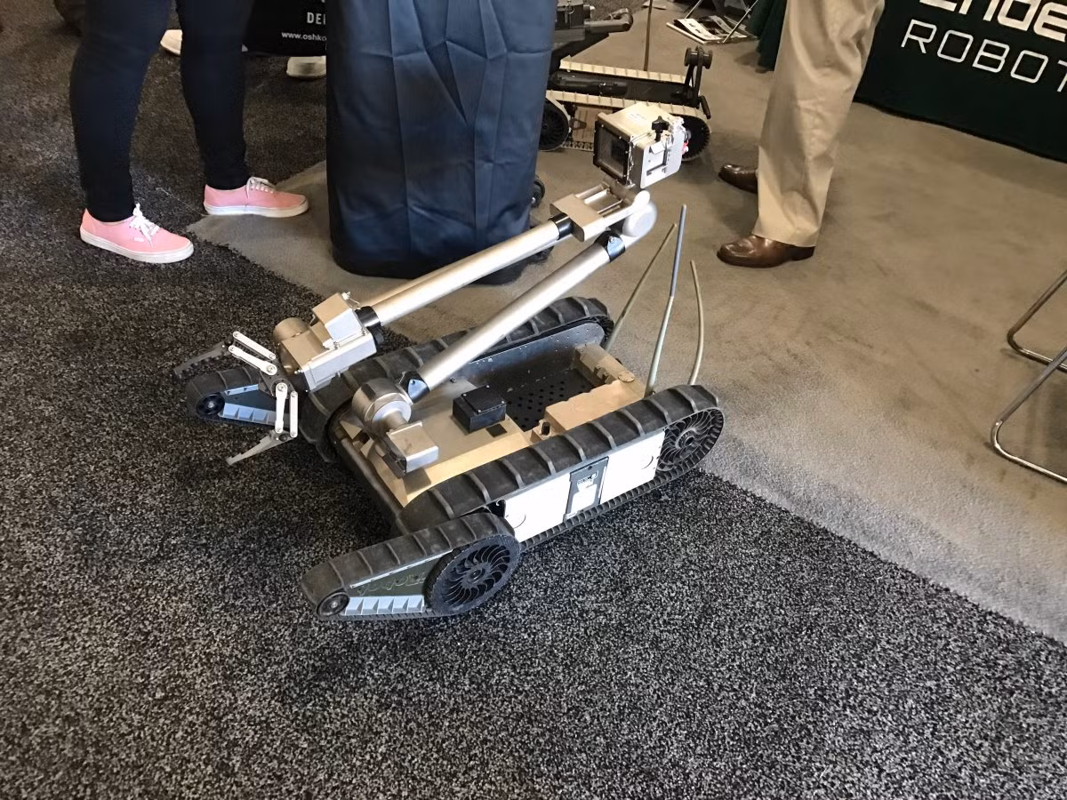 Robot dò tìm và tháo dỡ mìn điều khiển từ xa. Nó có kích thước nhỏ gọn, có thể đựng trong ba lô của người lính. Ảnh: Business Insider
