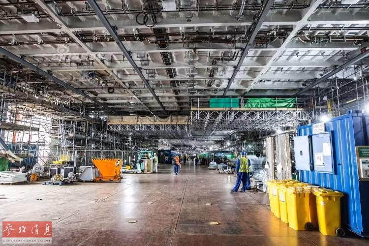 Nhà chứa máy bay bên trong tàu khá rộng, có thể chứa 20 máy bay. 2 thang máy lớn bên mạn phải của tàu sẽ đảm nhận việc vận chuyển máy bay, vũ khí trang bị từ nhà chứa lên boong và ngược lại. Ảnh: Sina.