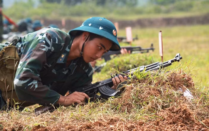 Tất cả những tiêu chuẩn này hoàn toàn phù hợp để xếp khẩu AK-47 vào loại súng tiểu liên do AK-47 có tầm bắn hiệu quả 300 mét, tốc độ bắn lý thuyết khoảng 600 viên/phút. Súng cũng sử dụng hộp tiếp đạn 30 viên. Nguồn ảnh: Tintuc.