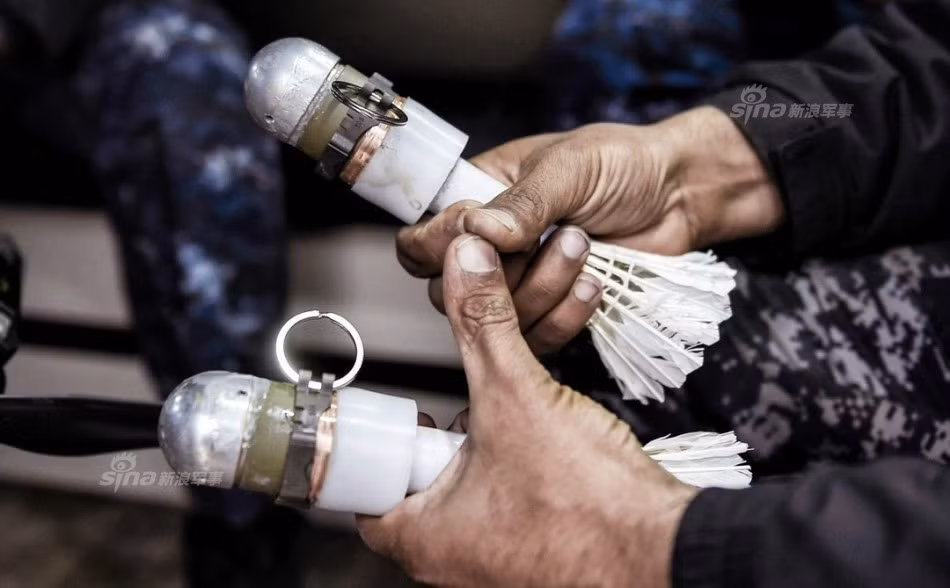 Tuy nhiên, gần như ngay lập tức phía Iraq đã đáp trả với cách thức tương tự tuy nhiên có phần chuyên nghiệp hơn với các máy bay điều khiển từ xa lớn hơn, có khả năng mang nhiều bom hơn. Ảnh: Hai quả đạn 40 mm được độ thêm đuôi với quả cầu lông để ổn định đường bay khi thả. Nguồn ảnh: Sina.