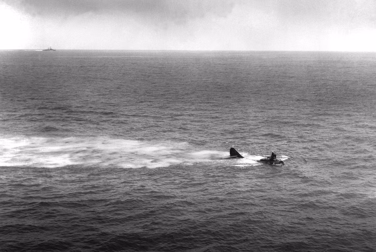 Một chiếc phi cơ F9F-2 của Mỹ bị rơi gần tàu USS Philippine Sea (CV-47) do không thể hạ càng đáp. Phi công đang thoát ra ngoài an toàn. Nguồn ảnh: Theatlantic.