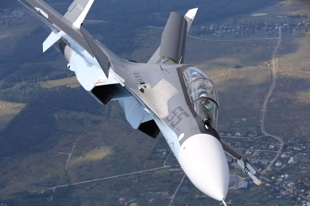 Mặc dù có nhiều thống số kỹ thuật thua kém những chiếc tiêm kích F-15E đến từ Mỹ nhưng điểm vượt trội hơn hẳn của những chiếc Su-30SM lại nằm ở hệ thống điện tử và điều khiển trên máy bay. Nguồn ảnh: BI.