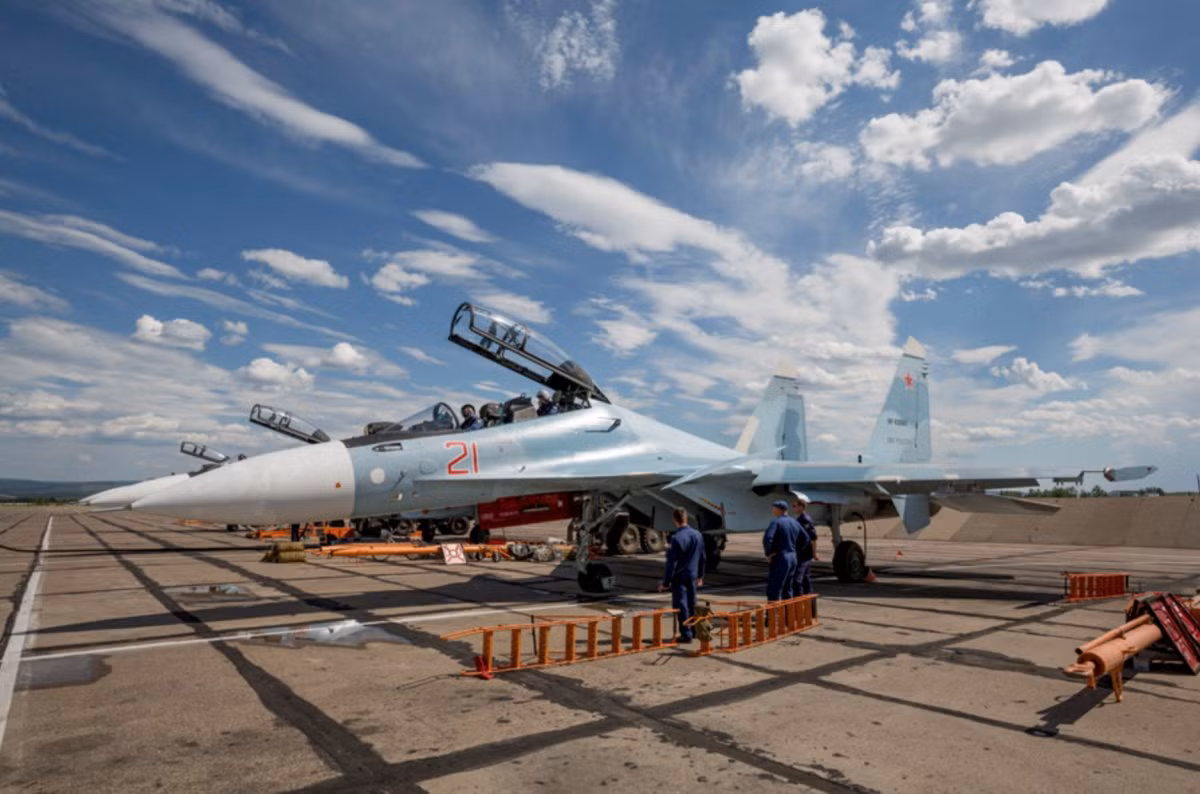 Theo đó những tiêm kích đa năng Su-30SM được phát triển bởi Sukhoi với chuyến bay đầu tiên vào năm 2012, trong khi đó những tiêm kích hạng nặng F-15E lại thực hiện chuyến bay đầu tiên của mình từ năm 1986. Nguồn ảnh: BI.