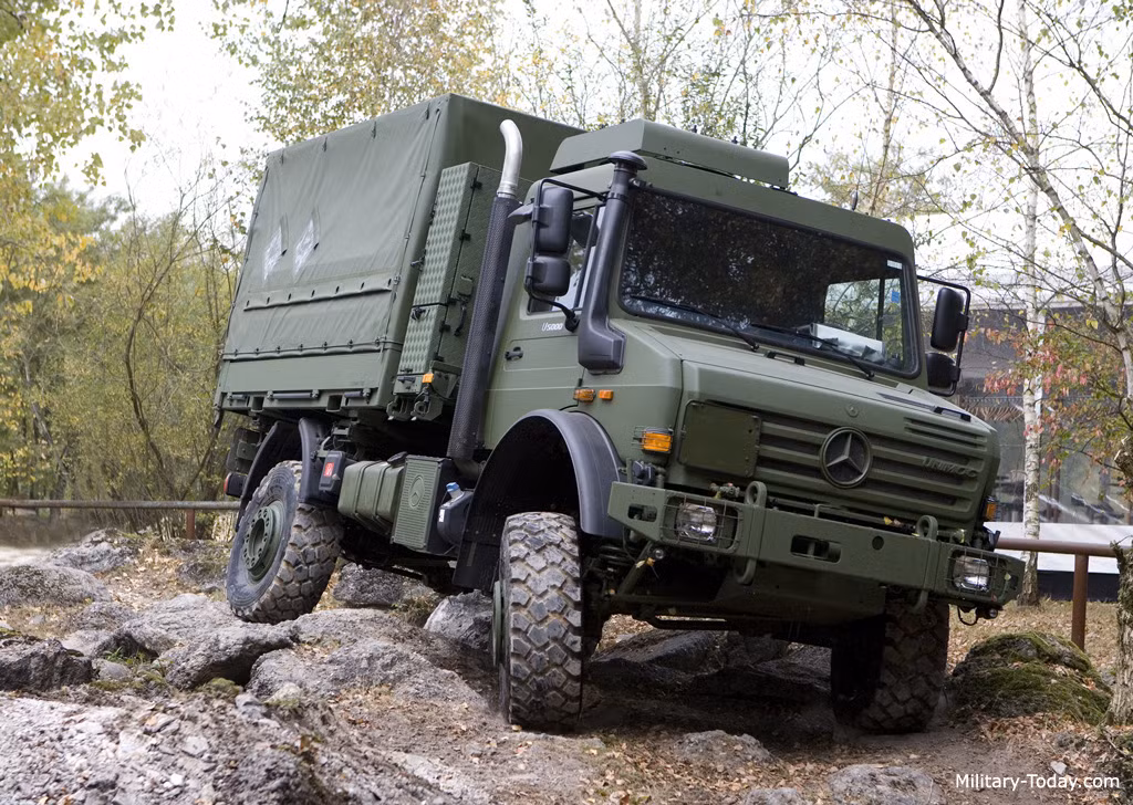  1: Unimog, Đức. Dòng xe tải quân sự do tập đoàn Mercedes thiết kế vào năm 1946, nguyên mẫu được tiết lộ vào năm 1948. Thiết kế của xe không thay đổi trong 70 năm qua cho thấy sự hữu dụng và tầm nhìn vượt thời gian của các nhà thiết kế. Ảnh: Military Today