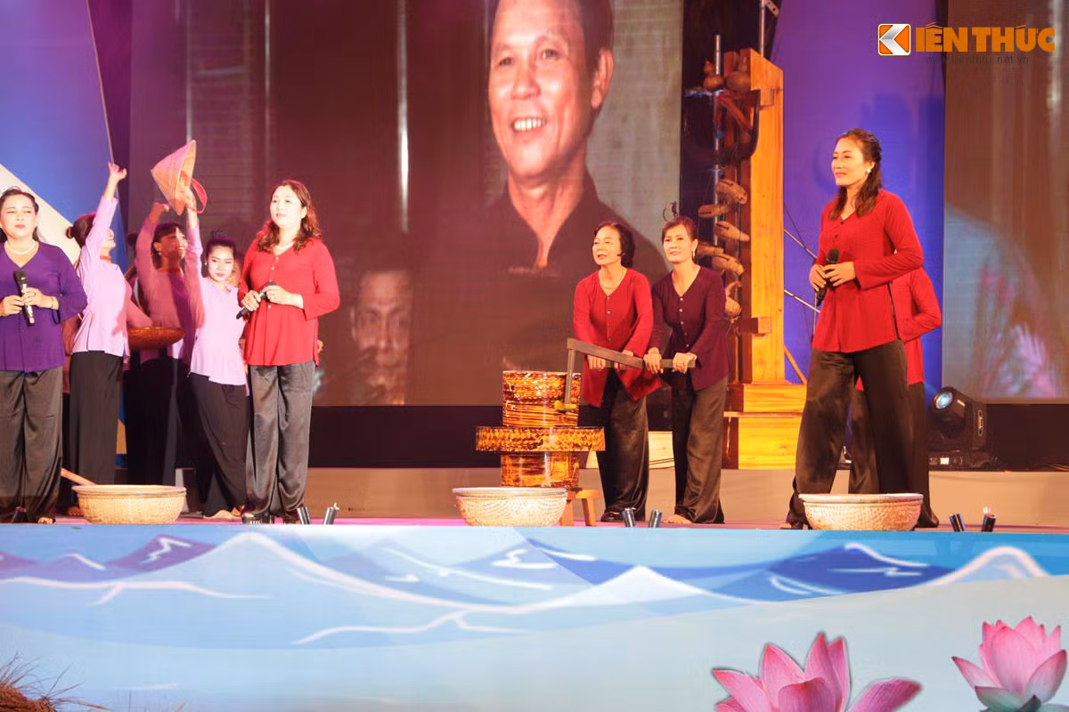 Trước đây người ta hò mái chè, mái nện lúc cất nhà, quết vôi, giã vôi với mật mía làm vật liệu xây nhà, hò mái nhì lúc cày ruộng, chèo đò một mình thì hò mái ruỗi... Ảnh: Quốc Minh.
