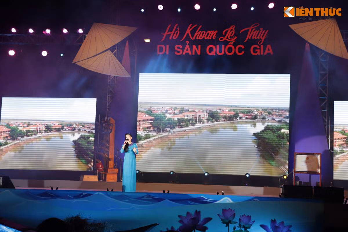 Ca sĩ Anh Thơ trình bày ca khúc về quê hương Quảng Bình. Ảnh: Quốc Minh.