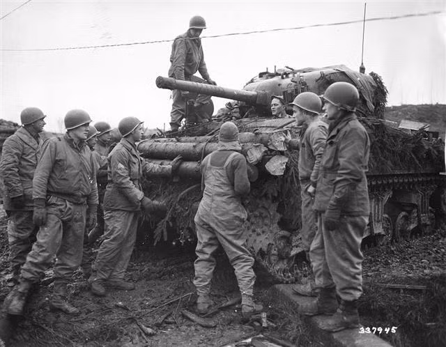 Các xe tăng Mỹ tham gia trận chiến này hầu hết là loại Sherman, ngoài ra còn có một số pháo tự hành chống tăng M10. Nguồn ảnh: Histomil.