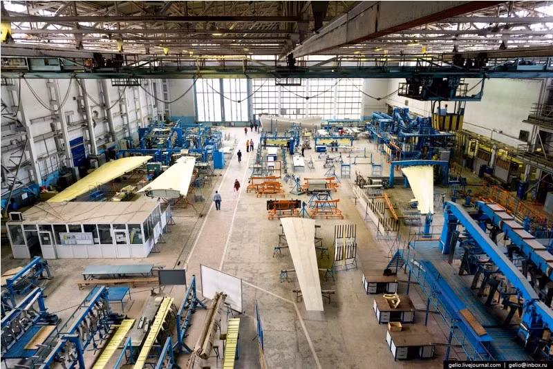 Phân xưởng chế tạo cánh chính cho thủy phi cơ Be-200 - có sải cánh 32,8 m, dài 32 m, cao 8,9 m, diện tích cánh 117,4 m2, trọng lượng rỗng 27,6 tấn. Với kích thước này, Be-200 được coi là một trong những thủy phi cơ lớn nhất thế giới hiện nay. Ảnh: Gelio.livejournal