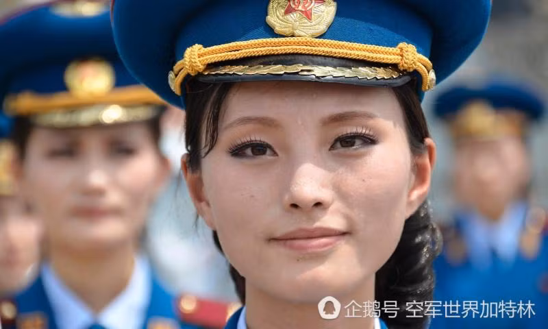 Triều Tiên thì ngược lại, nước này có quy định nghĩa vụ quân sự cho cả nam và nữ, trong đó nam có thời gian thực hiện nghĩa vụ quân sự dài 10 năm còn với nữ vào khoảng 7 năm. Với những người có bằng cử nhân thì tùy từng trình độ mà thời gian phục vụ quân ngũ có thể rút ngắn lại nhưng không dưới 3 năm đối với cả nam và nữ. Nguồn ảnh: Sina.