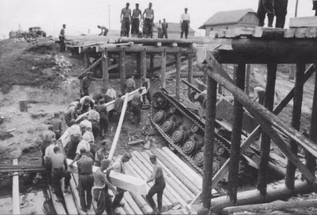 Cả một trung đội công binh Đức đang được huy động để giải cứu cỗ xe tăng KV-1 của Hồng Quân sau khi nó bị mắc kẹt và bị bỏ lại. Nguồn ảnh: Warhistory.