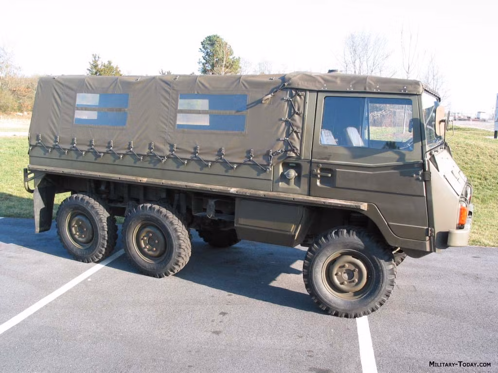 Pinzgauzer, Áo có thiết kế khá hầm hố với khoảng sáng gầm rất cao đem lại khả năng off-road cực tốt. Mẫu ô tô quân sự này bắt đầu phục vụ trong quân đội Áo từ năm 1965. Xe có chiều dài 4,18 m, rộng 1,76 m, cao 2 m, trọng lượng chiến đấu 2 tấn. Ảnh: Military Today.