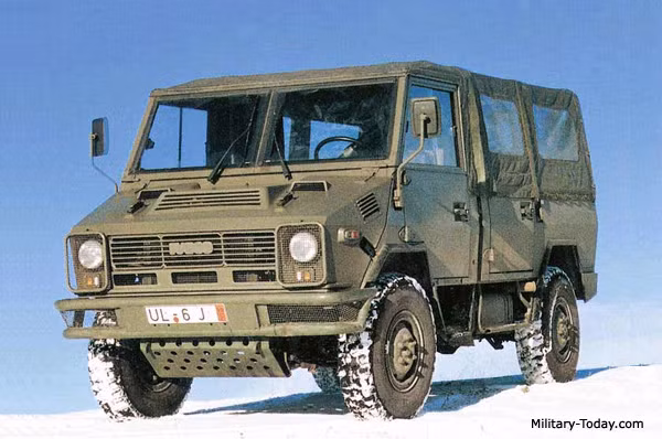 IVECO 40, Italy. Đây là thiết kế kết hợp giữa xe jeep và xe tải nhẹ, có thể cấu hình cho nhiều nhiệm vụ chiến thuật khác nhau. Xe có thể chở theo 10 binh lính hoặc 1,5 tấn hàng hóa, làm khung gầm lắp một số vũ khí bộ binh, súng phòng không hoặc tên lửa chống tăng. Ảnh: Military Today.