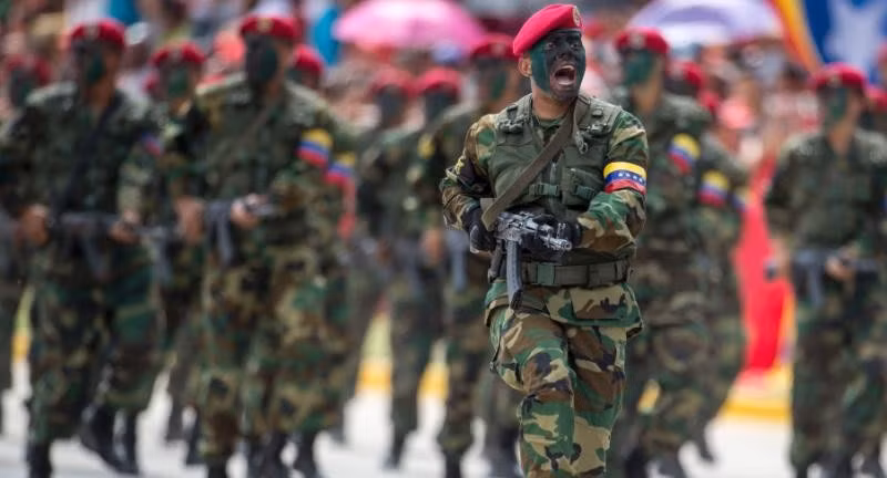 Binh sĩ Venezuela với súng trường tiến công AK-103 thể hiện sự quyết tâm chiến đấu trong khi đi điều lệnh. Ảnh: Dambiev.livejournal