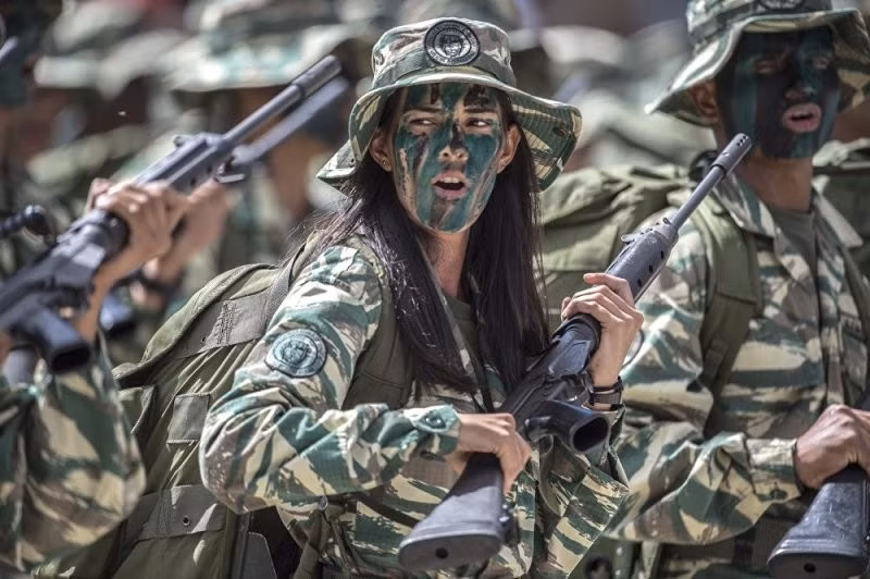 Nữ binh sĩ đặc nhiệm quân đội Venezuela, quê hương của nhiều hoa hậu nổi tiếng thế giới. Ảnh: Dambiev.livejournal
