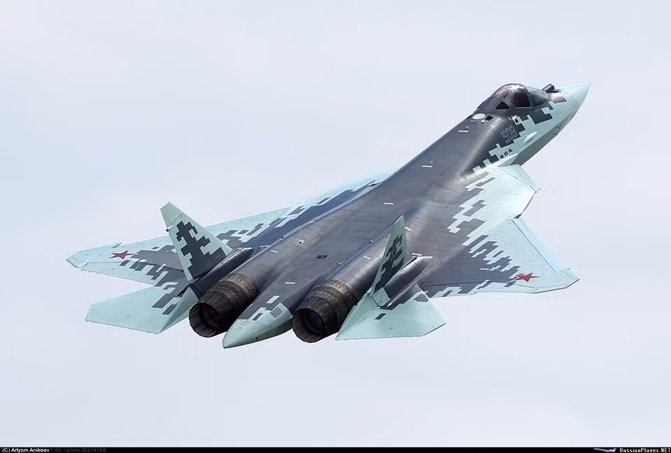 Đại tướng Viktor Bondarev, Tư lệnh Lực lượng Không gian Vũ trụ Nga cho biết tiêm kích tàng hình Su-57, trước đây gọi là PAK FA T-50 sẽ chính thức phục vụ chiến đấu trong Không quân Nga kể từ năm 2018. Ảnh: Russian Planes.net