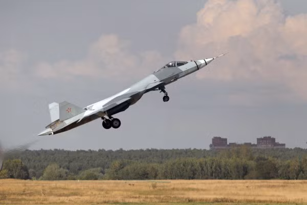 Su-57 sẽ là máy bay chiến đấu tàng hình đầu tiên của Không quân Nga, phá thế độc quyền về chiến cơ tàng hình của Mỹ. Ảnh: RG.