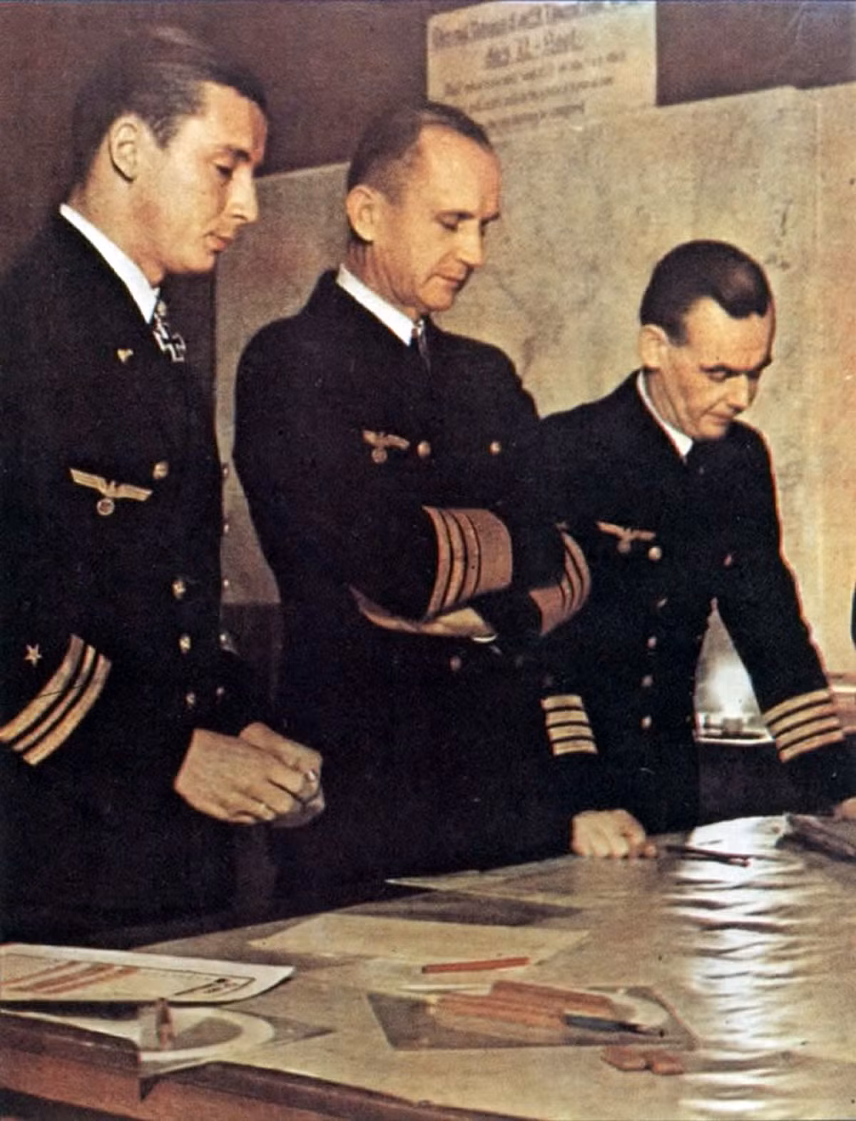 Karl Donitz là tổng chỉ huy lực lượng tàu ngầm U-boat của Đức trong chiến tranh thế giới thứ hai. Ông đã từng phục vụ trên tàu ngầm UB-68 của Hải quân Đức trong chiến tranh thế giới thứ nhất và sau đó bị Anh bắt làm tù binh cho tới tận năm 1920 mới được thả ra. Thời gian ngồi trong tù ở Anh, Donitz đã nghĩ ra chiến thuật tàu ngầm hiệu quả nhất trong lịch sử Hải quân thế giới. Nguồn ảnh: WWII.