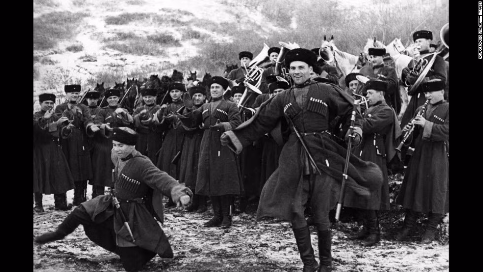 Người Cossack, Cozak hay Cô-dắc là một cộng đồng truyền thống sống trên khu vực thảo nguyên phía nam của Đông Âu và phần châu Á của Liên Xô. Từ cách đây hàng trăm năm, danh tiếng của đội kỵ binh Cô-dắc đã nổi lên như cồn với khả năng quân sự điêu luyện của mình. Nguồn ảnh: CNN.