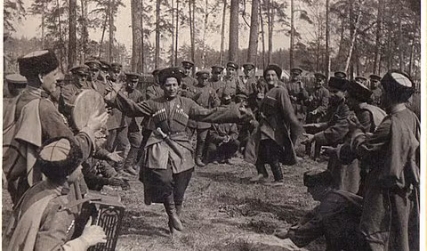 Điệu nhảy truyền thống của người Cossack. Những binh lính Cossack được mang trên mình quân phục theo kiểu trang phục truyền thống của họ đó là quần ống rộng, áo choàng và mũ lông kiểu đặc biệt. Nguồn ảnh: Soviet.