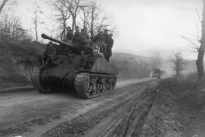 Chế độ "hậu mãi" sau viện trợ của những chiếc xe tăng M4 Sherman cũng khiến người Liên Xô phải "mắt tròn mắt dẹt" ngạc nhiên. Cụ thể, khi những người lính xe tăng Liên Xô kêu ca với chuyên gia Mỹ về việc hệ thống xích trên chiếc M4 được thiết kế quá tồi, khiến chiếc xe này khó di chuyển qua những đoạn sình lầy và thường xuyên bị đứt xích thì chỉ trong vòng 1 tuần, hàng trăm nghìn bộ xích mới đã được chuyển tới tận mặt trận với thiết kế khác hoàn toàn giúp những chiếc M4 vượt qua được địa hình khắc nghiệt của nước Nga. Nguồn ảnh: Aix.