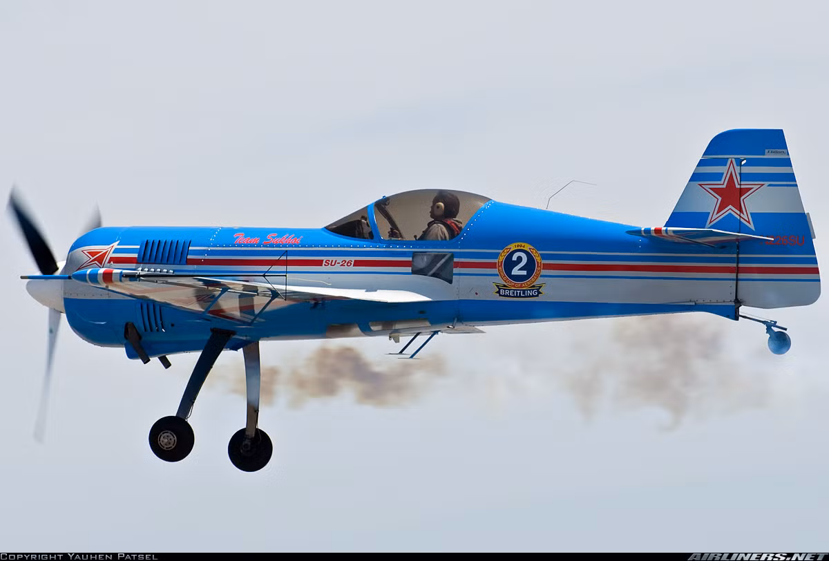 Được thiết kế dưới thời Liên Xô, chuyến bay đầu tiên của Sukhoi Su-26 diễn ra vào năm 1984. Chiếc máy bay này được thiết kế đúng theo kiểu của một máy bay nhào lộn thể thao với hai cánh ngang được thiết kế thẳng thay vì thiết kế thuôn ra phía sau như những chiếc máy bay chiến đấu Sukhoi khác. Nguồn ảnh: Airliners.