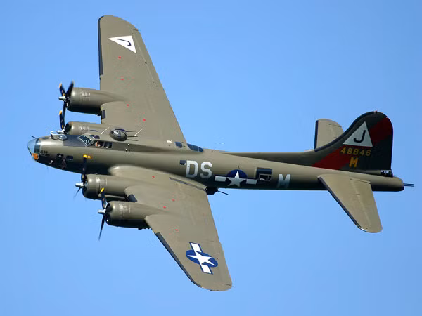 B-17 được Không lực Mỹ sử dụng chủ yếu trong các chiến dịch ném bom chiến lược chính xác ban ngày vào các mục tiêu công nghiệp, quân sự và dân sự của Đức trong Thế Chiến II. Nguồn ảnh: The Aviation History