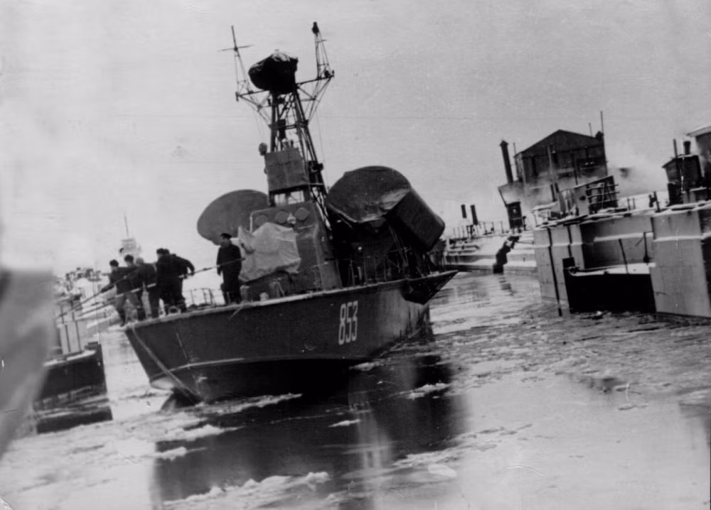Tàu tên lửa Project 183R lớp Komar được Liên Xô thiết kế và đóng trong những năm 1950 -1960, dành cho nhiệm vụ duy nhất tấn công tiêu diệt chiến hạm bằng tên lửa hành trình chống tàu. Đây là tàu tên lửa đầu tiên trên thế giới và cũng là tàu tên lửa đầu tiên mà Hải quân nhân dân Việt Nam được tiếp nhận. Nguồn ảnh: Military Edge