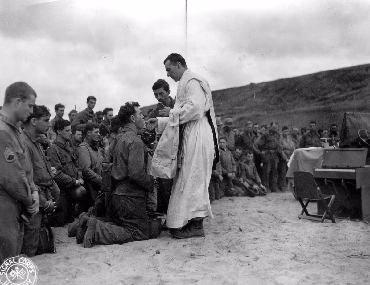  Cha tuyên úy (tiếng Anh: Chaplain) thực chất là một chức vụ của những giáo sĩ làm nhiệm vụ đại diện, hỗ trợ và phục vụ về mặt tinh thần tôn giáo cho những người lính tham chiến trên mặt trận. Nguồn ảnh: Huffing.