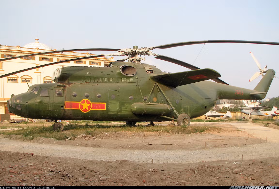 Và loại máy bay đó chính là trực thăng vận tải hạng nặng Mil Mi-6, một trong những dòng trực thăng lớn nhất thế giới từng được chế tạo. Chính thức phục vụ trong biên chế Quân đội Liên Xô từ năm 1959, Mi-6 cũng xuất hiện trong biên chế quân đội của nhiều nước trong đó có cả Việt Nam từ năm 1965. Tới nay, hầu hết những chiếc Mi-6 trên thế giới đều đã ngưng hoạt động. Nguồn ảnh: Airliner.
