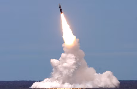 Tầm hoạt động của tên lửa hạt nhân UGM-133 Trident II lên tới 12.000 km. Với tầm bắn này tàu ngầm mang tên lửa Trident II có thể tấn công bất cứ mục tiêu nào trên thế giới. Nguồn ảnh: Lockheed Martin