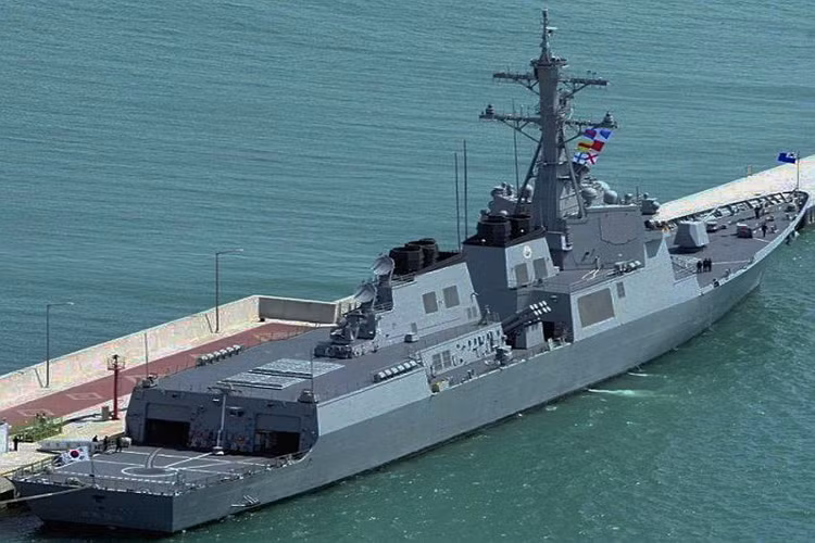 Trong khi đó, vũ khí chống ngầm trên tàu gồm: tên lửa chống ngầm K-ASROC Hong Sahng-uh và ngư lôi K745 LW Cheong Sahng-uh. Ngoài ra, các tàu khu trục KDX-3 có một khoang chứa và sàn tàu đủ rộng để chứa 2 máy bay trực thăng chống ngầm Super Lynx Mk99. Nguồn ảnh: idv.tw.