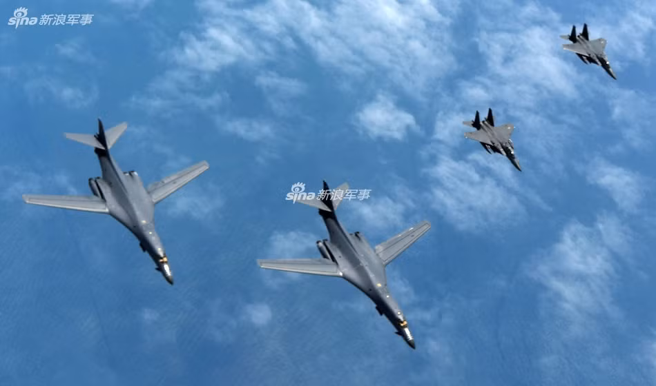 Hồi trung tuần tháng 6, các máy bay ném bom chiến lược tầm xa B-1B Lancer của Mỹ đã tham gia một cuộc tập trận chung trên Biển Đông. Sau khi quay trở lại sân bay quân sự Anderson ở đảo Guam, các máy bay B-1B đã có mặt tại Hàn Quốc hôm 20/6. Nguồn ảnh: Sina.