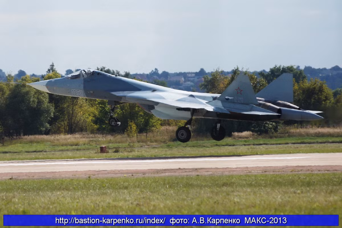Về ghế phóng khẩn cấp cho tiêm kích Su T-50, so với thế hệ trước đó, đã được tăng cường rất nhiều chức năng. Hoạt động trên loại ghế này thậm chí có thể người phụ nữ mỏng manh hoặc người đàn ông cao lớn: trọng lượng phi công khoảng 45-110 kg. Nó cũng cải thiện tính năng hoạt động, tăng cường khả năng bảo vệ khỏi ảnh hưởng điện từ bên ngoài đặc biệt quan trọng trong những năm gần đây. Nguồn ảnh: Bastion