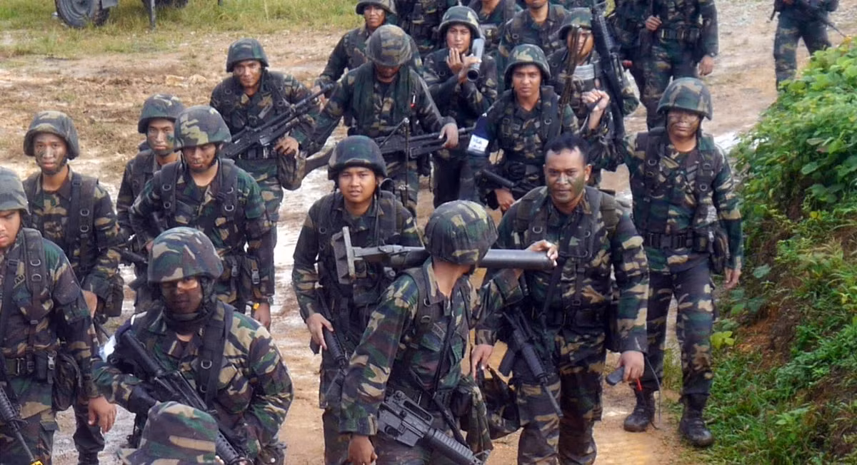 Mỗi khẩu đội cối cá nhân sẽ bao gồm tối thiểu ba người, vác theo ba bộ phận khác nhau của khẩu súng cối, chưa kể cả ba người còn phải vác theo cả đạn súng cối. Cối là một thứ vũ khí rất hữu hiệu nhưng cũng cực kỳ tốn đạn khi sử dụng, nếu bắn liên tục mỗi phút có thể bắn tới 20 phát tùy từng loại, đòi hỏi lượng đạn mang theo phải rất lớn. Nguồn ảnh: Malaysia.