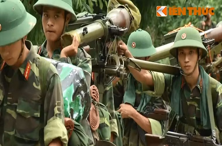 Cơn ác mộng kinh hoàng nhất của những bộ binh khi phải hành quân bộ chính là những khẩu súng không giật (Việt Nam hay gọi là DKZ). Tổng trọng lượng của khẩu súng này có thể lên tới 87 kg, chưa kể đạn.