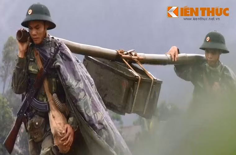 Để di chuyển được thứ vũ khí nặng nề này cần ít nhất 6 người trong đó có hai người mang vác đạn và ít những người còn lại sẽ tháo rời, chia nhau từng bộ phận của khẩu súng để di chuyển. Ngoài việc hành quân nặng nề, khi vào trận, những thứ hỏa lực mạnh này luôn là mục tiêu giá trị cao bị đối phương nhắm vào đầu tiên, vậy nên, rõ ràng những người lính được giao trọng trách sử dụng các loại vũ khí hạng nặng này đã phải "chịu thiệt đủ phần" so với những người đồng đội khác.