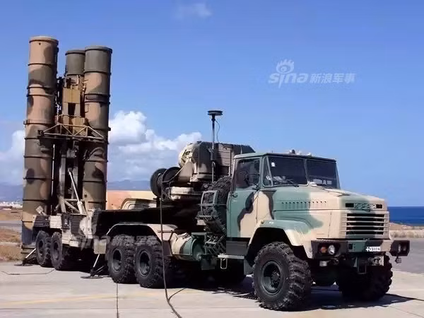 Đến năm 2003, phía Trung Quốc tiếp tục chi tiền mua thêm 8 tiểu đoàn tên lửa S-300 PMU2 của phía Nga, hợp đồng này được phía Nga chuyển giao hoàn thiện cho Trung Quốc vào năm 2008. Như vậy là sau tổng cộng 17 năm mua bán liên tục, tới năm 2008 phía Trung Quốc mới có được trong tay hệ thống tên lửa S-300 hoàn hảo. Hệ thống tên lửa S-300PMU2 của Trung Quốc là hệ thống S-300 xuất khẩu hiện đại nhất từng được Nga sản xuất. Nguồn ảnh: Sina.
