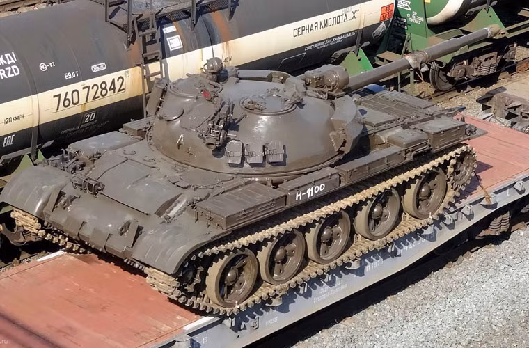 Giáp bảo vệ của T-62M bị coi là không còn phù hợp với chiến tranh hiện đại, thế nhưng không ít trường hợp ghi nhận việc T-62M sống sót sau khi trúng tên lửa TOW của phiến quân. Nguồn ảnh: Monitoring
