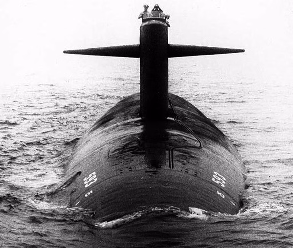 Theo đó USS Scorpion gửi đi bản báo cáo cuối cùng của mình là vào ngày 20/5/1968 trước khi mất liên lạc hoàn toàn. Phải đến tháng 10 cùng năm Hải quân Mỹ mới xác định được vị trí của USS Scorpion ở độ sâu 3000 mét dưới mặt nước biển ở một khu vực không được công bố nằm ở phía tây nam quần đảo Azores trên Đại Tây Dương. Nguồn ảnh: Defence.