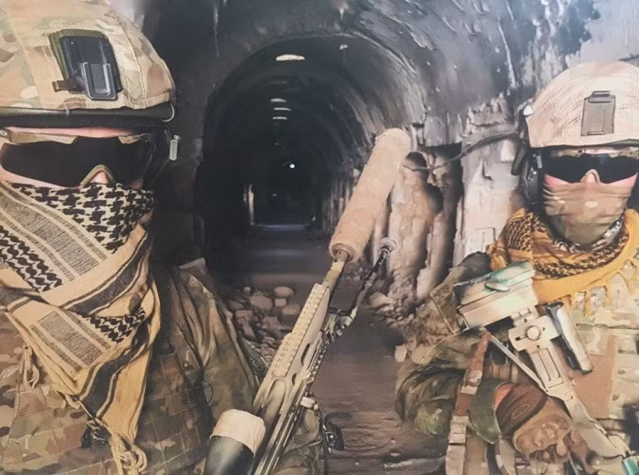 Các thành viên Spetsnaz trong một đường hầm do phiến quân IS tạo ra để cất giấu vũ khí, phụ tùng cũng như tránh khỏi đòn tấn công từ không quân Nga. Trong bức ảnh có thể thấy trang bị, vũ khí và đồ bảo hộ hiện đại của từng người lính. Nguồn ảnh: defence.ru
